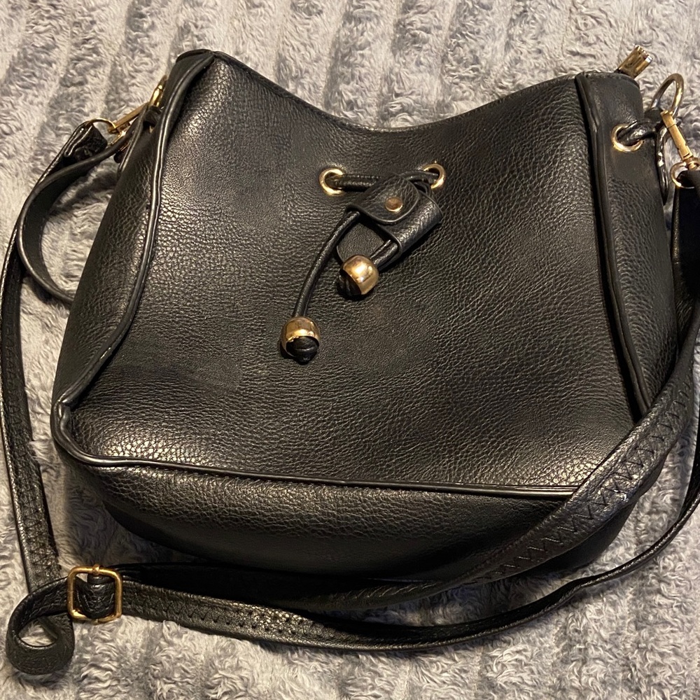 Elegant Black Leather Shoulder Bag